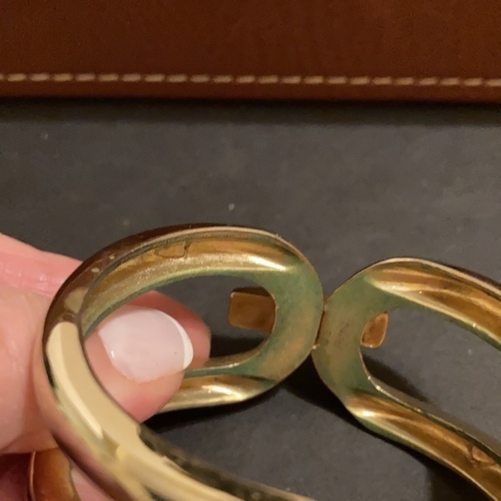 Vintage gold tone snap hinged bangle with colored crystal stones - Picture 5 of 5